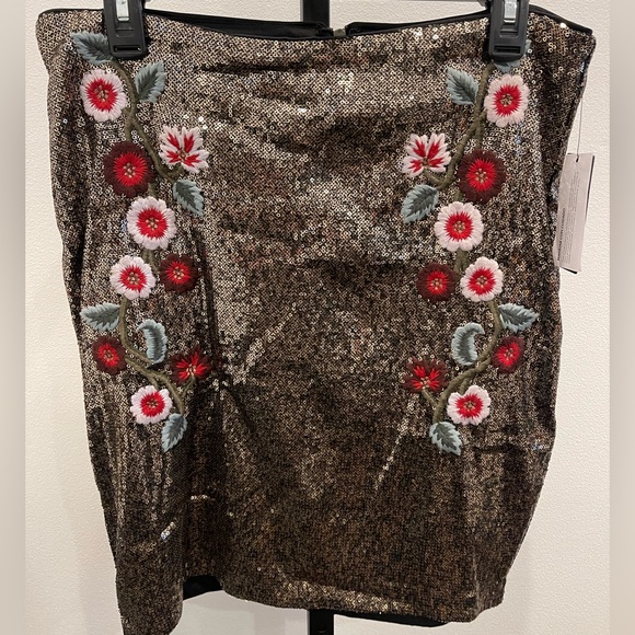Sold! Guess Topeka Embroidered Sequin Skirt Size Large - Picture 5 of 14